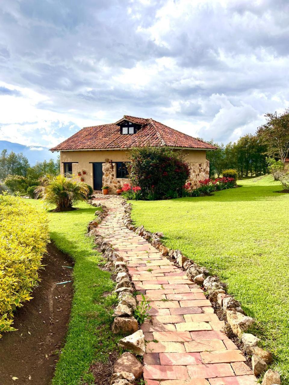 Chalet Hotel, Glampings Y Magic